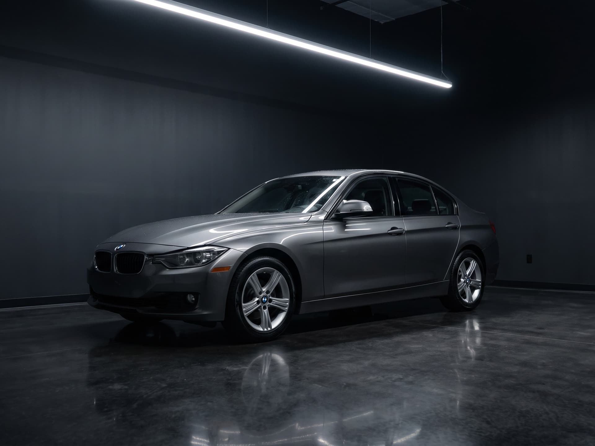 BMW 3 Series saloon in mineral grey, three-quarter front view